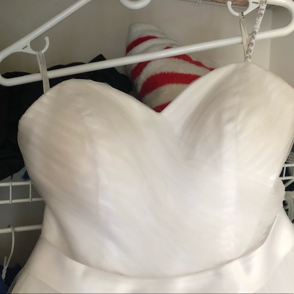 Wedding dress fits size 8 to 12 because of the adjustable back clean dress - Picture 9 of 11